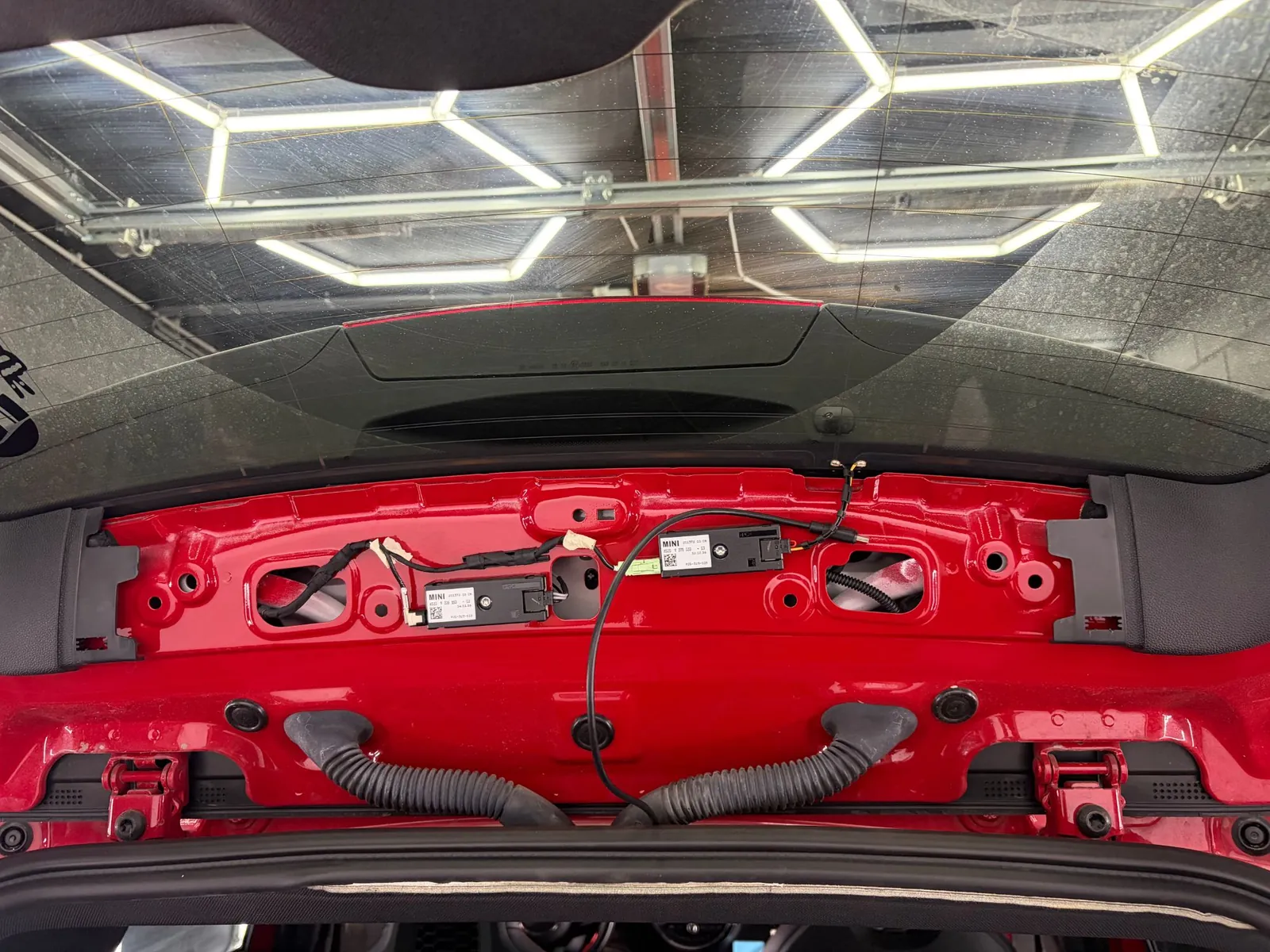 Achterklep van een MINI Countryman F60 zonder bekleding, met de kabel van de achtercamera van de Advanced Car Eye