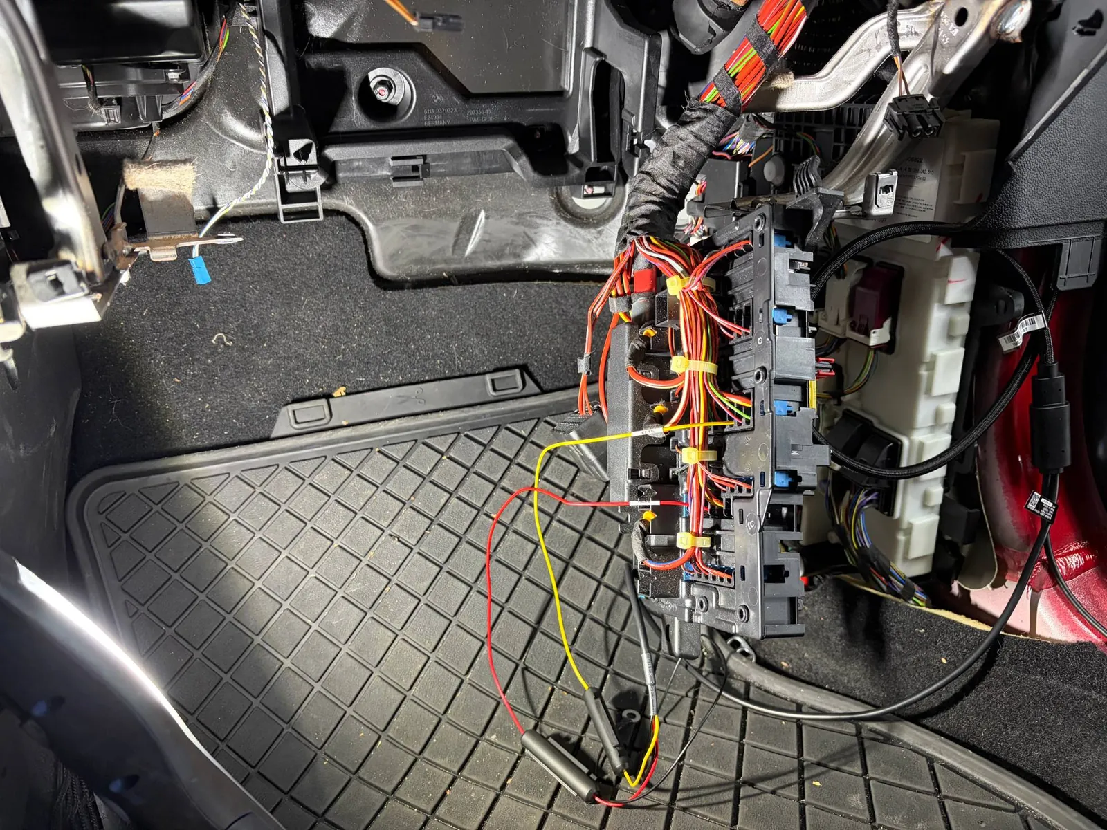 Stroomkabel van de MINI Advanced Car Eye aangesloten in de zekeringkast, met de labels KL30 en KL15 op de draden