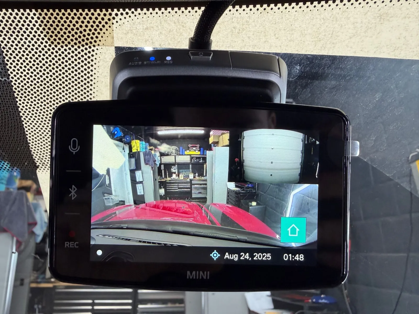 Aanraakscherm van de MINI Advanced Car Eye 3.0 Pro met het live beeld van de camera's